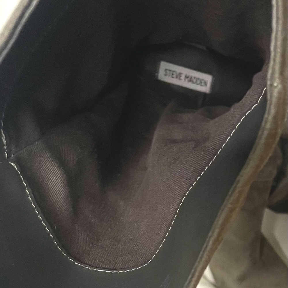 Women Steve Madden boot, grey color, size 7